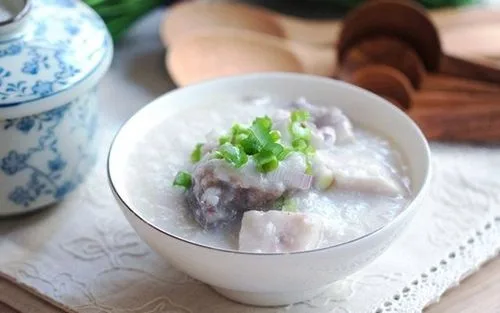 ข้าวตุ๋นปลาไหลเผือกเป็นอาหารที่หอมอร่อยและดีต่อการเพิ่มน้ำหนักในเด็ก
